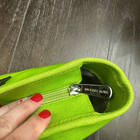 Lime Green Michael Kors tote bag with zipper - Picture 7 of 11